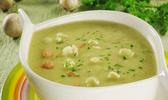 Sopa de verduras en el menú de la dieta para la pancreatitis. 