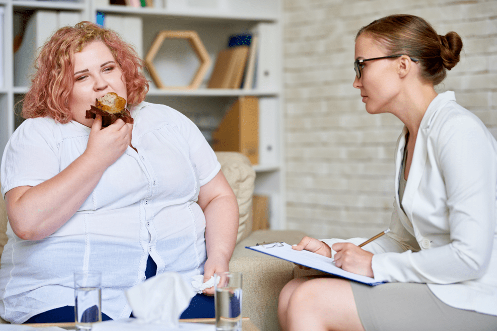 Una mujer con sobrepeso en una reunión con un especialista. 